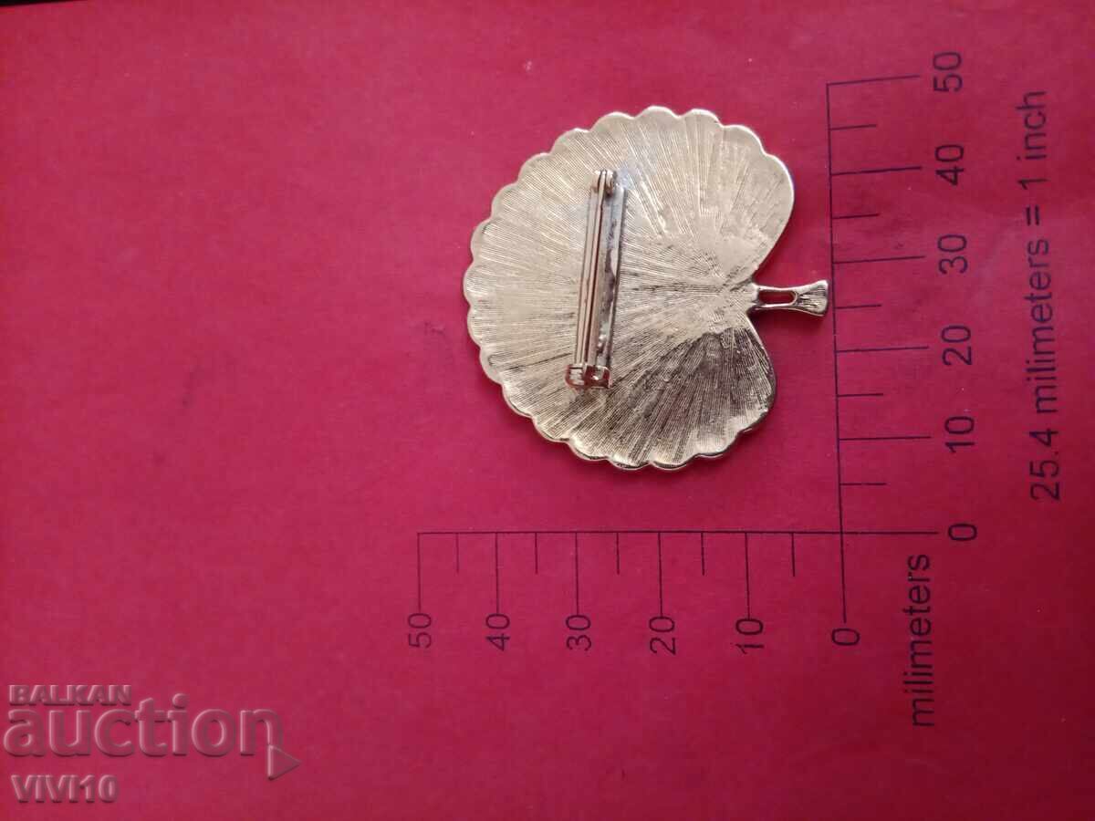 Broșă veche email cu preț 20.00 BGN | € 10.23