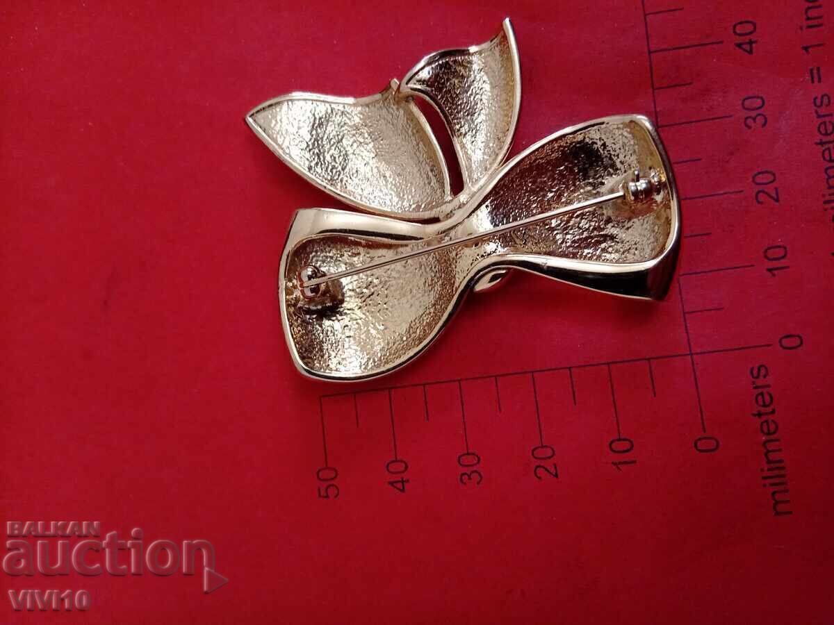 Старинна брошка емаил с цена € 10.23 | 20.01 лв.