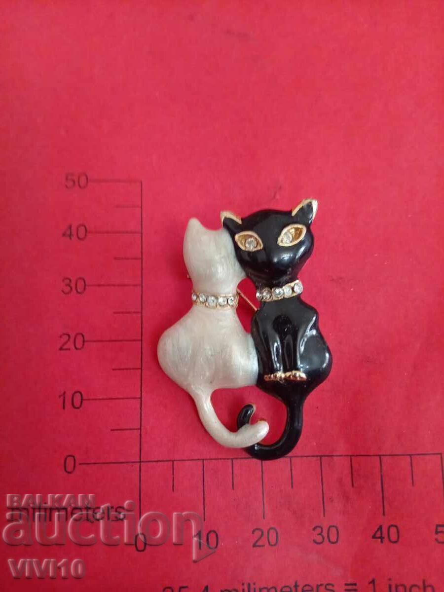 Broșă veche email cu pietre