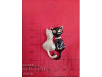 Broșă veche email cu pietre