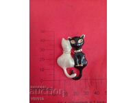 Broșă veche email cu pietre