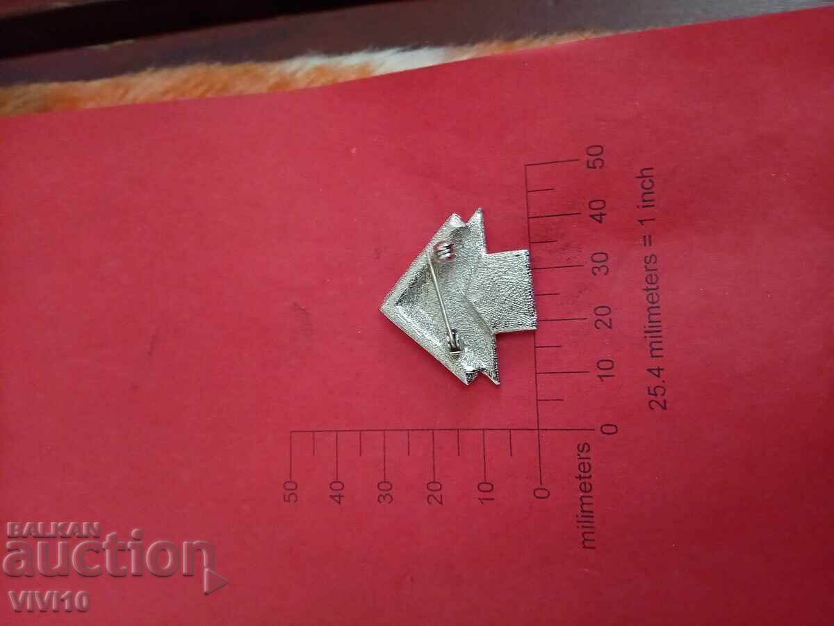 Broșă veche email, cu pietre cu preț € 10.00 | 19.56 BGN Broșă veche email, cu pietre cu preț € 10.00 | 19.56 BGN