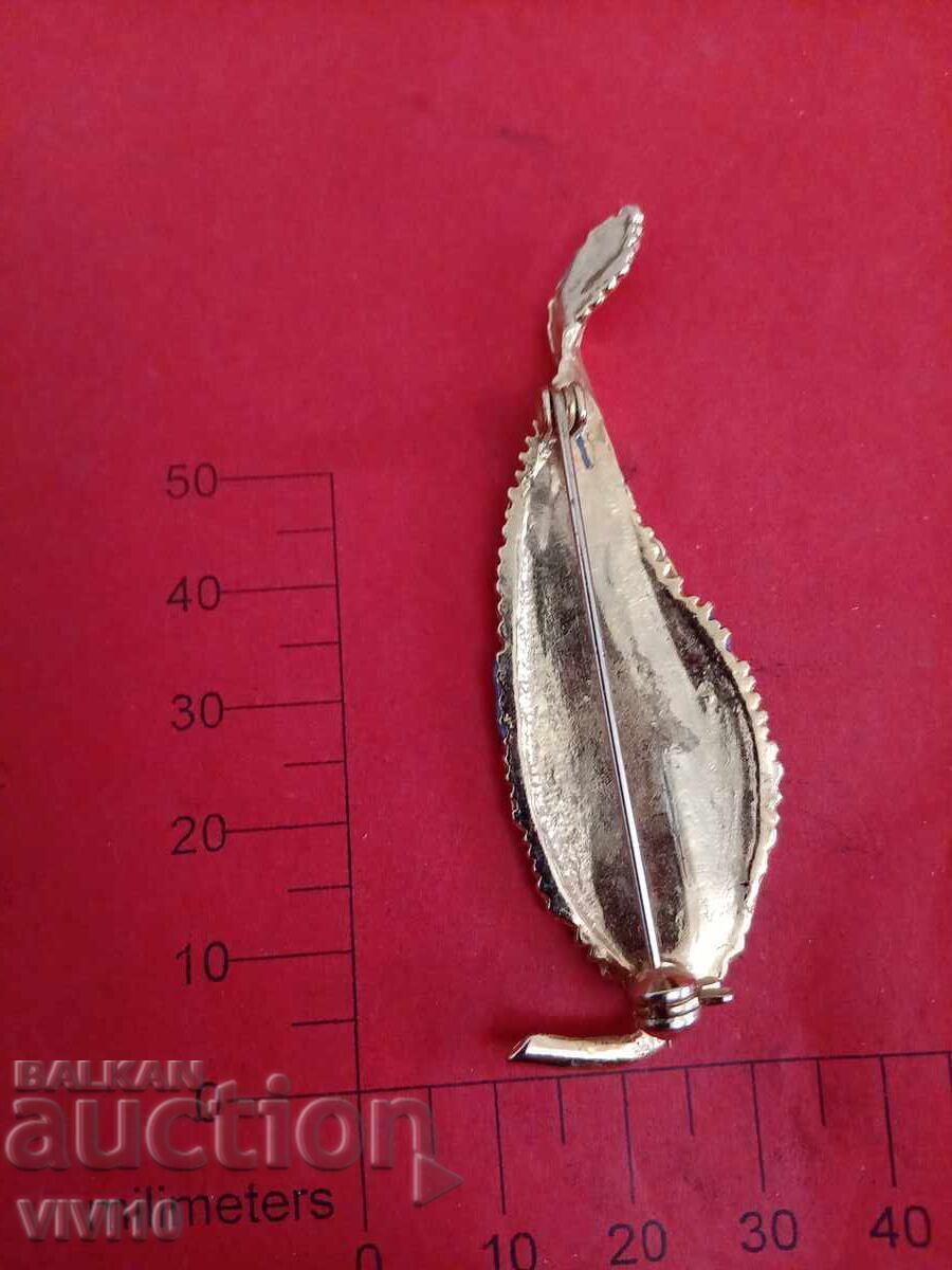 Старинна брошка емаил с цена € 15.34 | 30.00 лв. Старинна брошка емаил с цена € 15.34 | 30.00 лв.