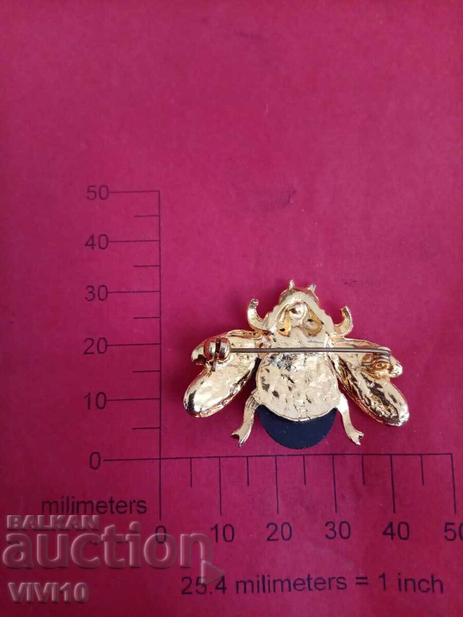 Старинна брошка емаил и хематит с цена € 25.56 | 49.99 лв.