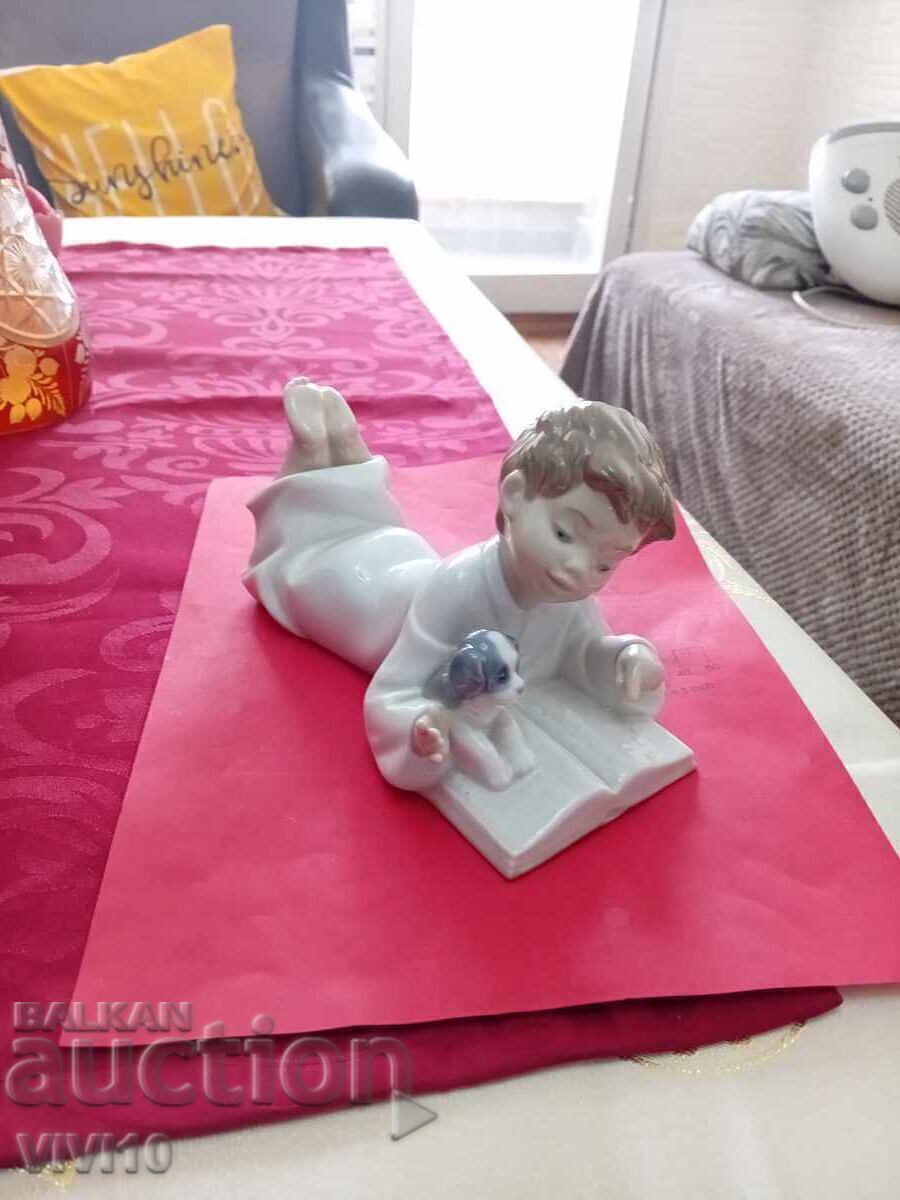 Старинна порцеланова фигура ,маркирана