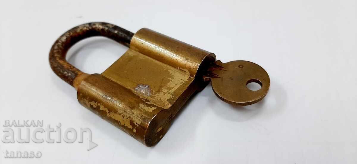 Стар катинар с ключ(1.5) с цена 30.00 лв. | € 15.34 Стар катинар с ключ(1.5) с цена 30.00 лв. | € 15.34