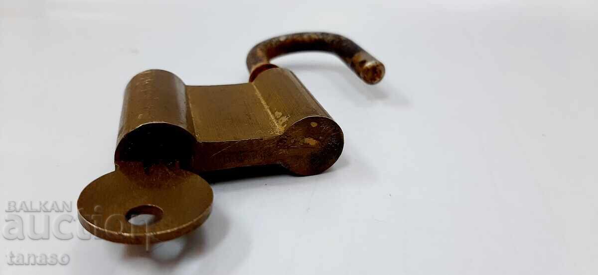 Доставка на Стар катинар с ключ(1.5) Доставка на Стар катинар с ключ(1.5)