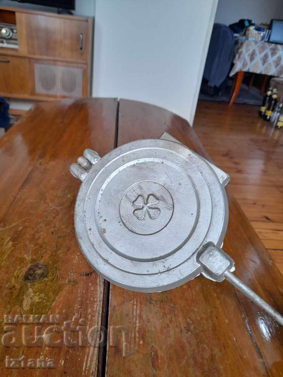 Παλιά συσκευή, φόρμα για ψήσιμο γλυκών, Ξηροί καρποί με τιμή 65.00 BGN | € 33.23