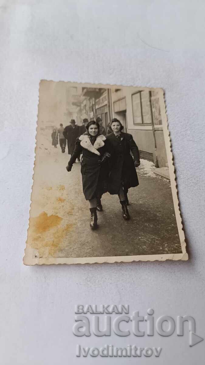 Φωτογραφία Σοφία Δύο νεαρά κορίτσια για μια βόλτα Φωτογραφία Σοφία Δύο νεαρά κορίτσια για μια βόλτα