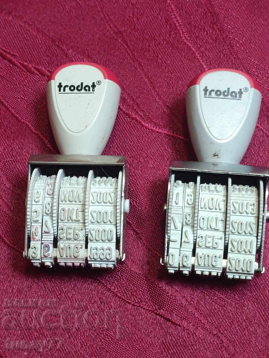 Două bucăți de ștampile cu marcaje Două bucăți de ștampile cu marcaje