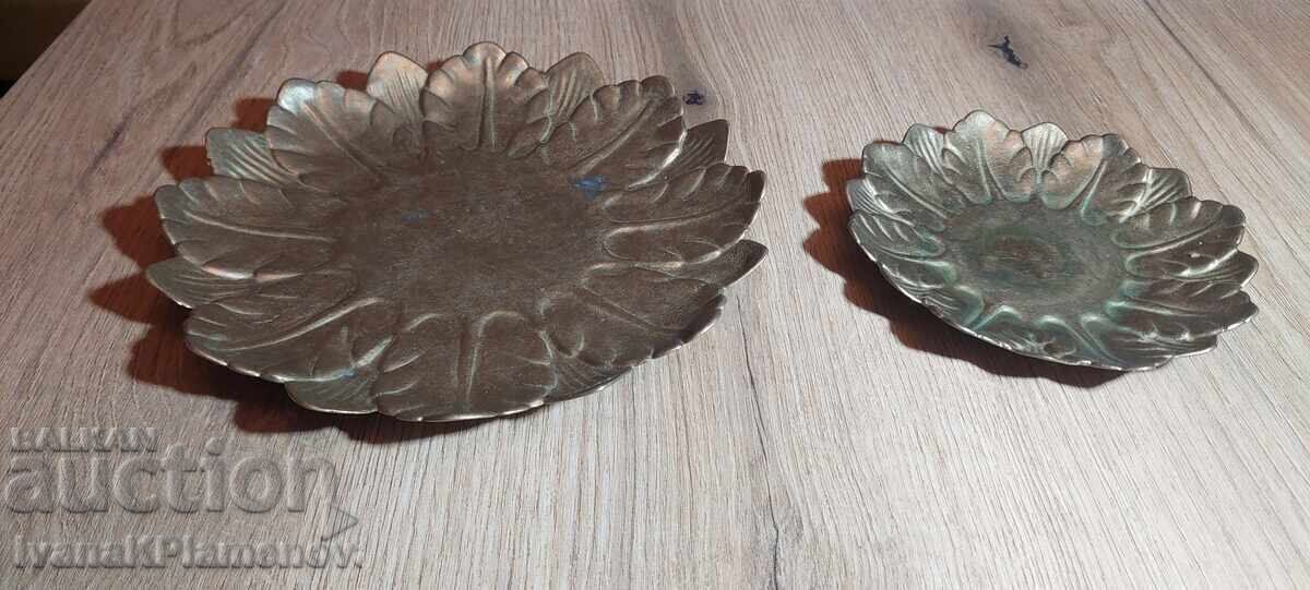 Două farfurii/tăvițe din bronz pentru colecționari cu preț € 12.00 | 23.47 BGN