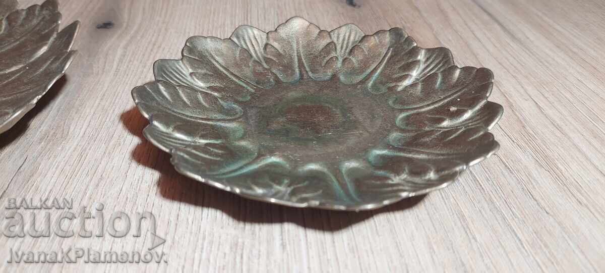 Livrarea Două farfurii/tăvițe din bronz pentru colecționari