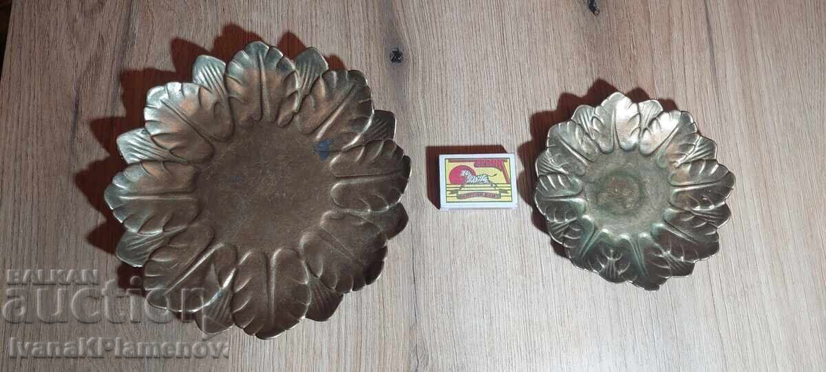 Două farfurii/tăvițe din bronz pentru colecționari - 5