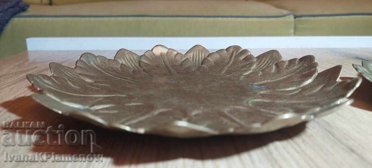 Două farfurii/tăvițe din bronz pentru colecționari - 6