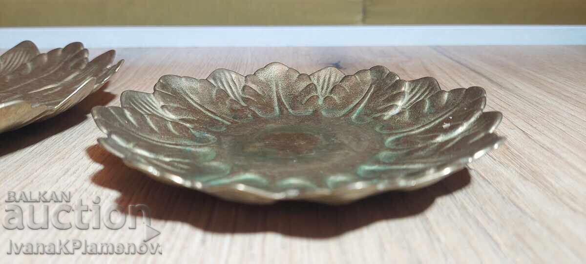 Două farfurii/tăvițe din bronz pentru colecționari - 7