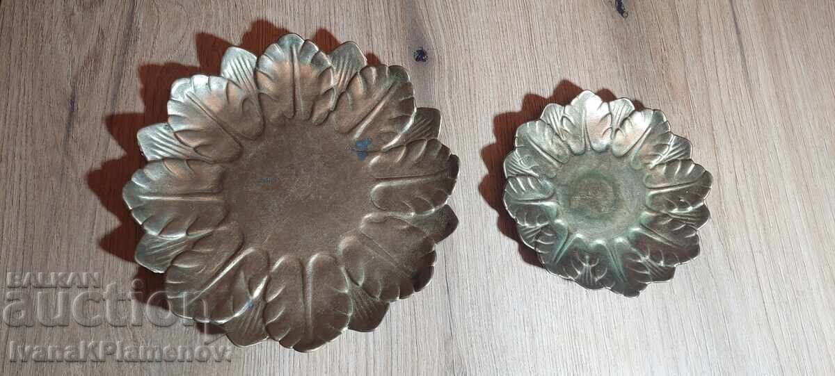 Două farfurii/tăvițe din bronz pentru colecționari