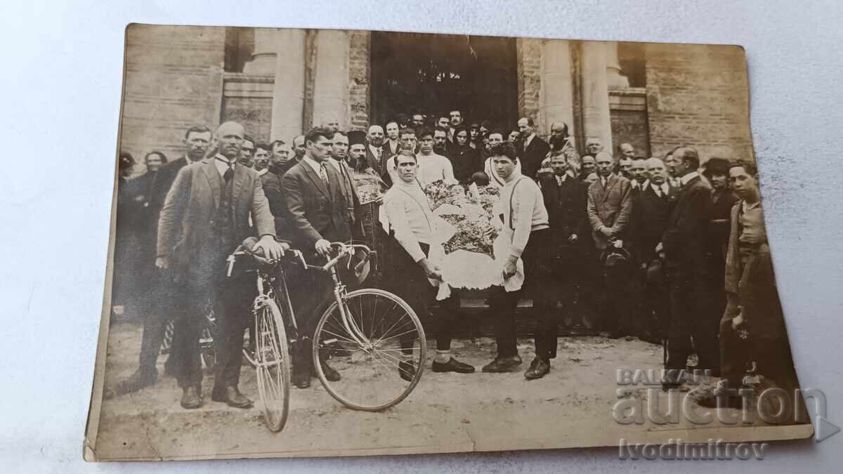 Снимка София Погребално шествие пред църква