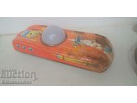 O jucărie mare de tablă