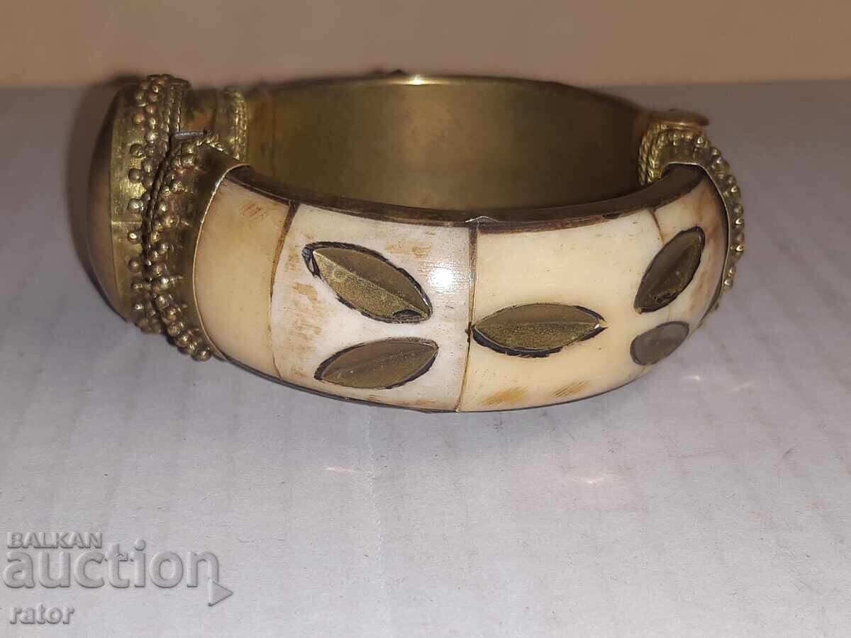 Παλαιό χάλκινο βραχιόλι με κόκκαλο και ημιπολύτιμο λίθο με τιμή 19.99 BGN | € 10.22