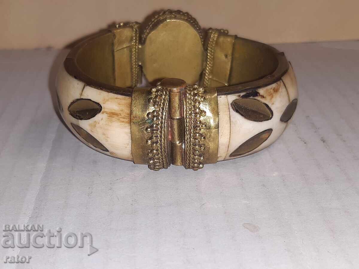 Δημοπρασία Παλαιό χάλκινο βραχιόλι με κόκκαλο και ημιπολύτιμο λίθο
