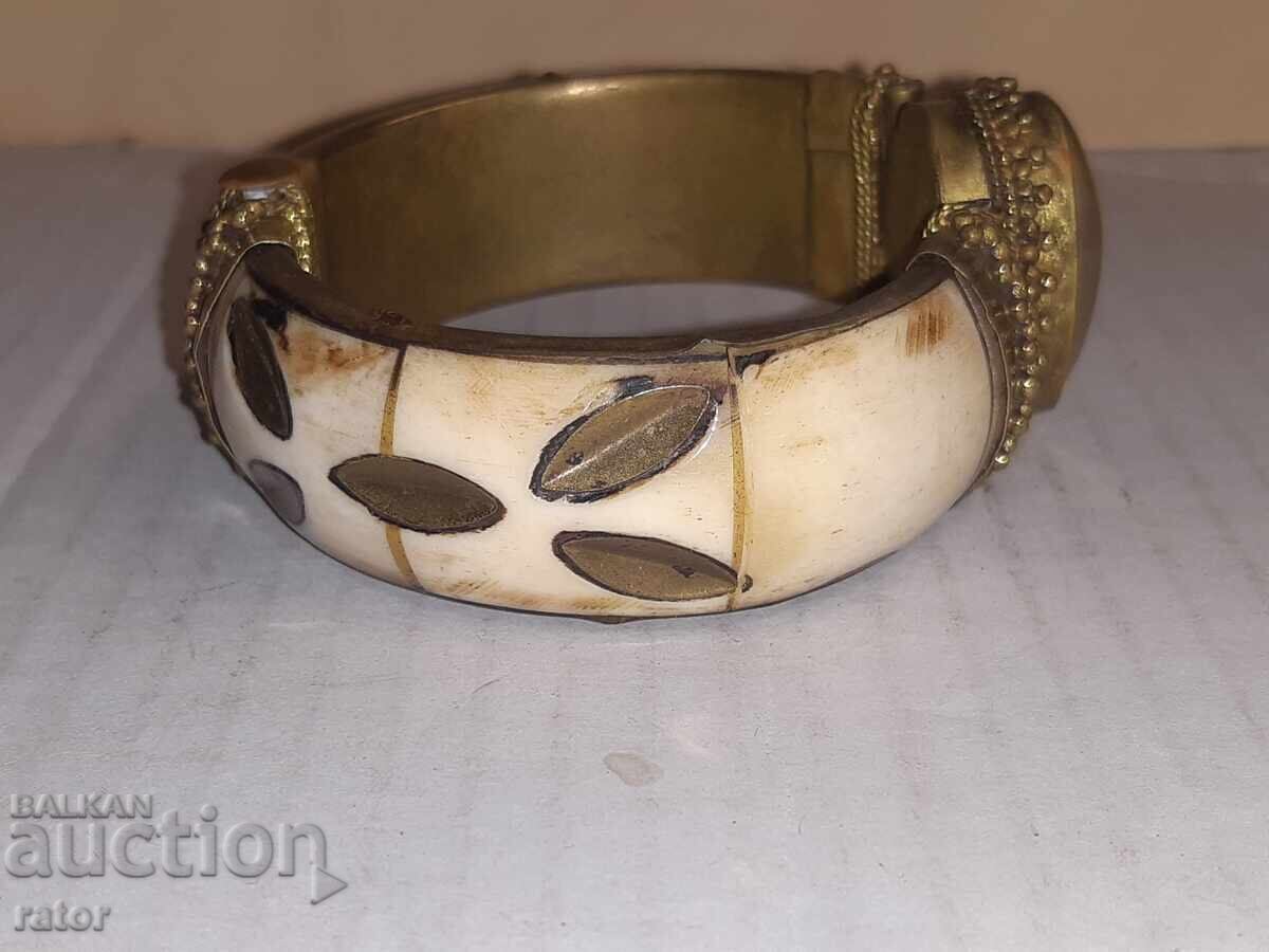 Παράδοση Παλαιό χάλκινο βραχιόλι με κόκκαλο και ημιπολύτιμο λίθο