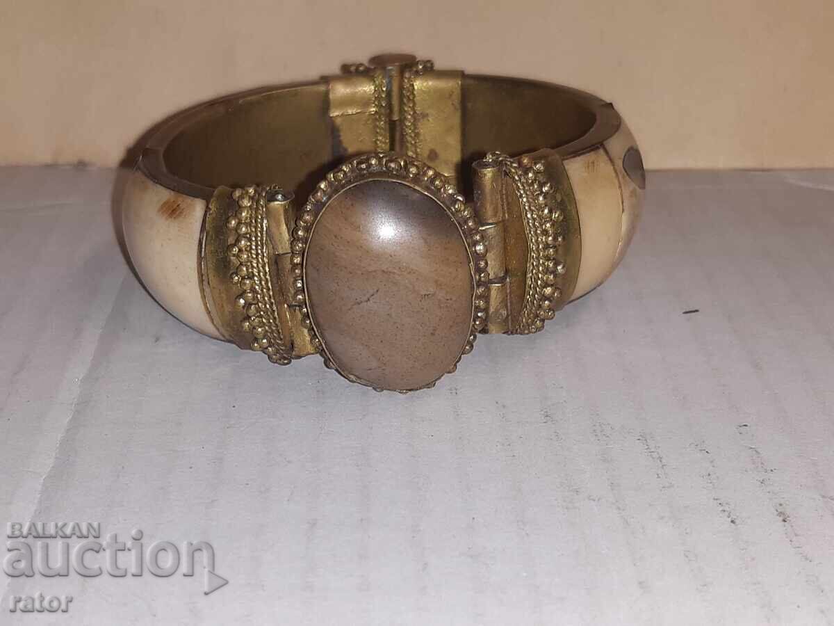 Παλαιό χάλκινο βραχιόλι με κόκκαλο και ημιπολύτιμο λίθο
