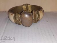 Παλαιό χάλκινο βραχιόλι με κόκκαλο και ημιπολύτιμο λίθο
