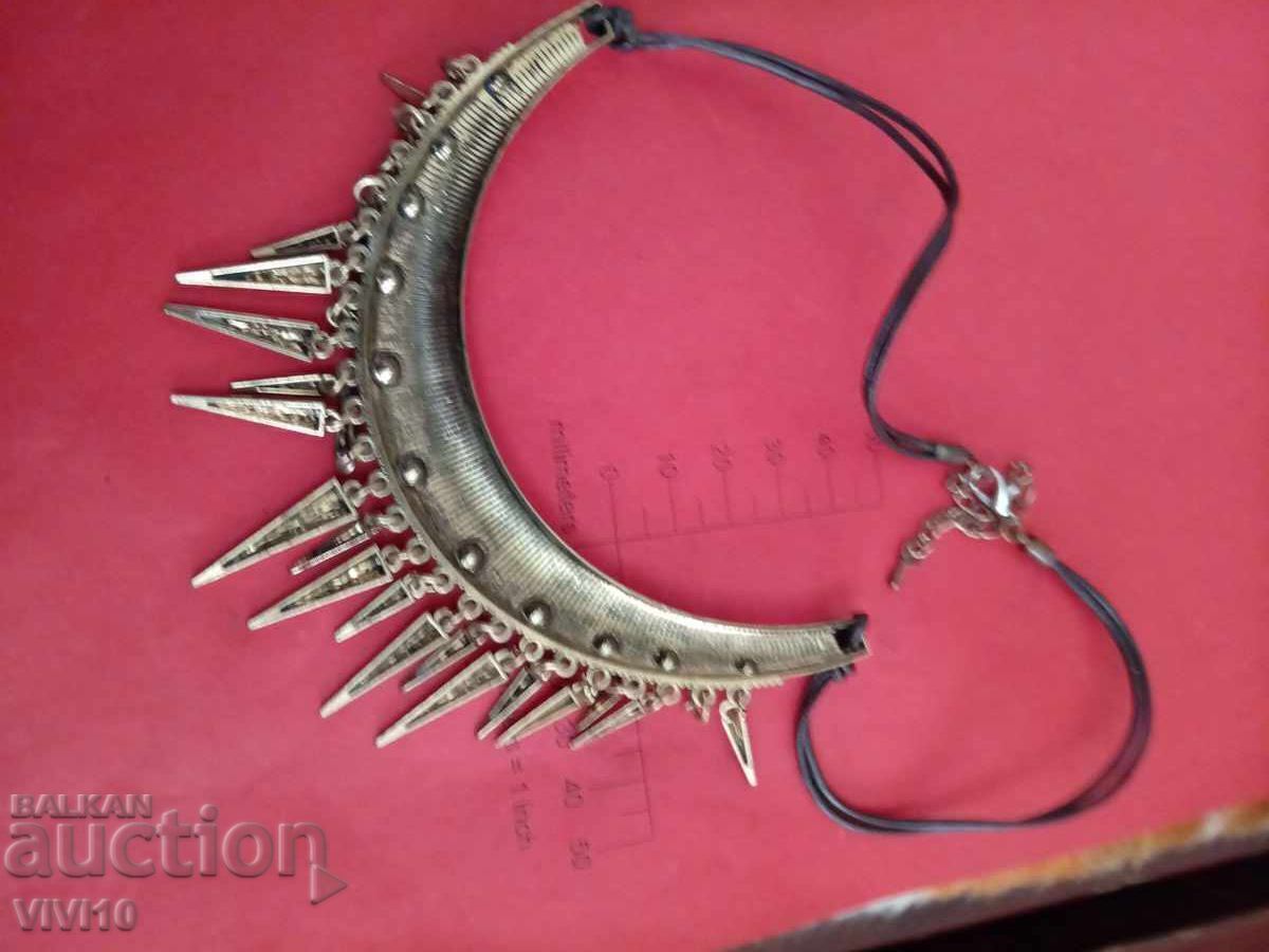 Старинно колие с емаил с цена € 35.79 | 70.00 лв. Старинно колие с емаил с цена € 35.79 | 70.00 лв.