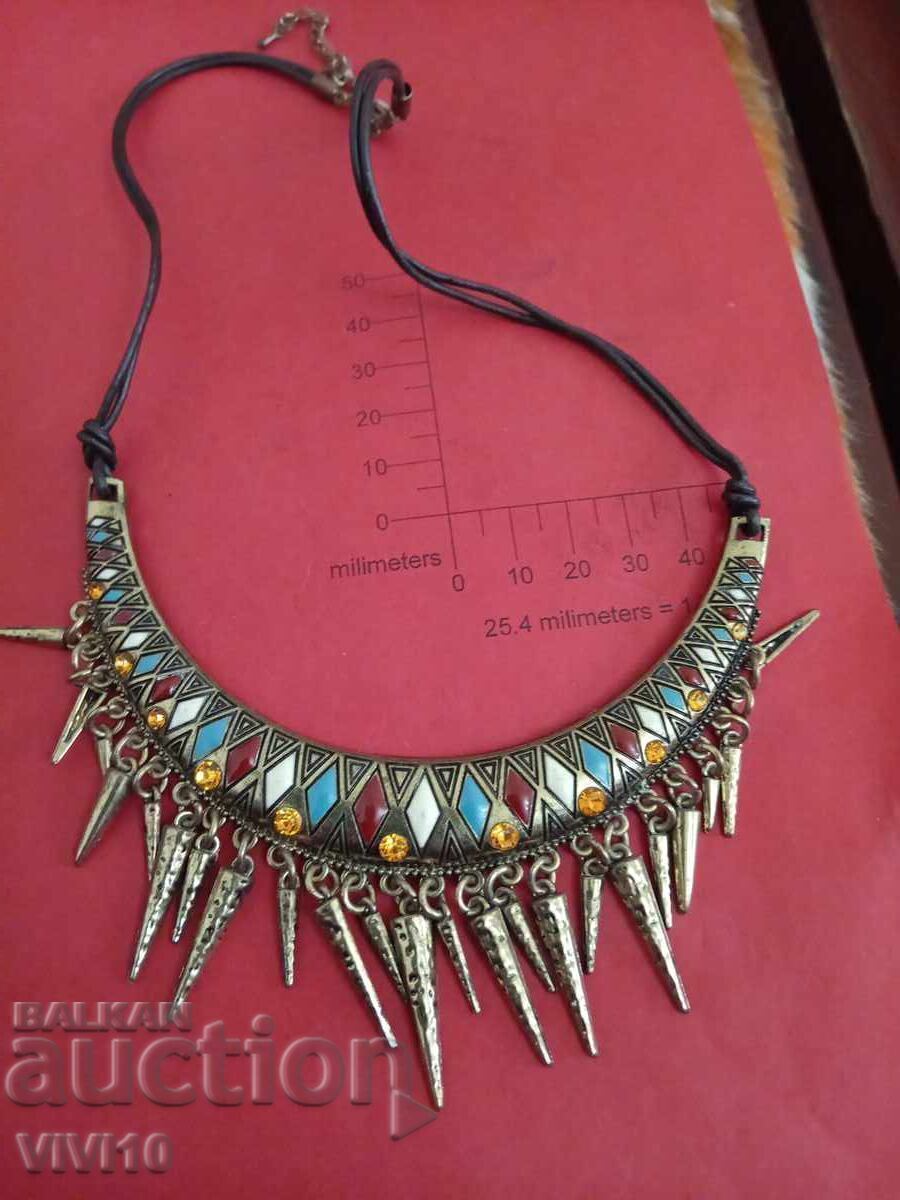 Αρχαίο κολιέ με σμάλτο