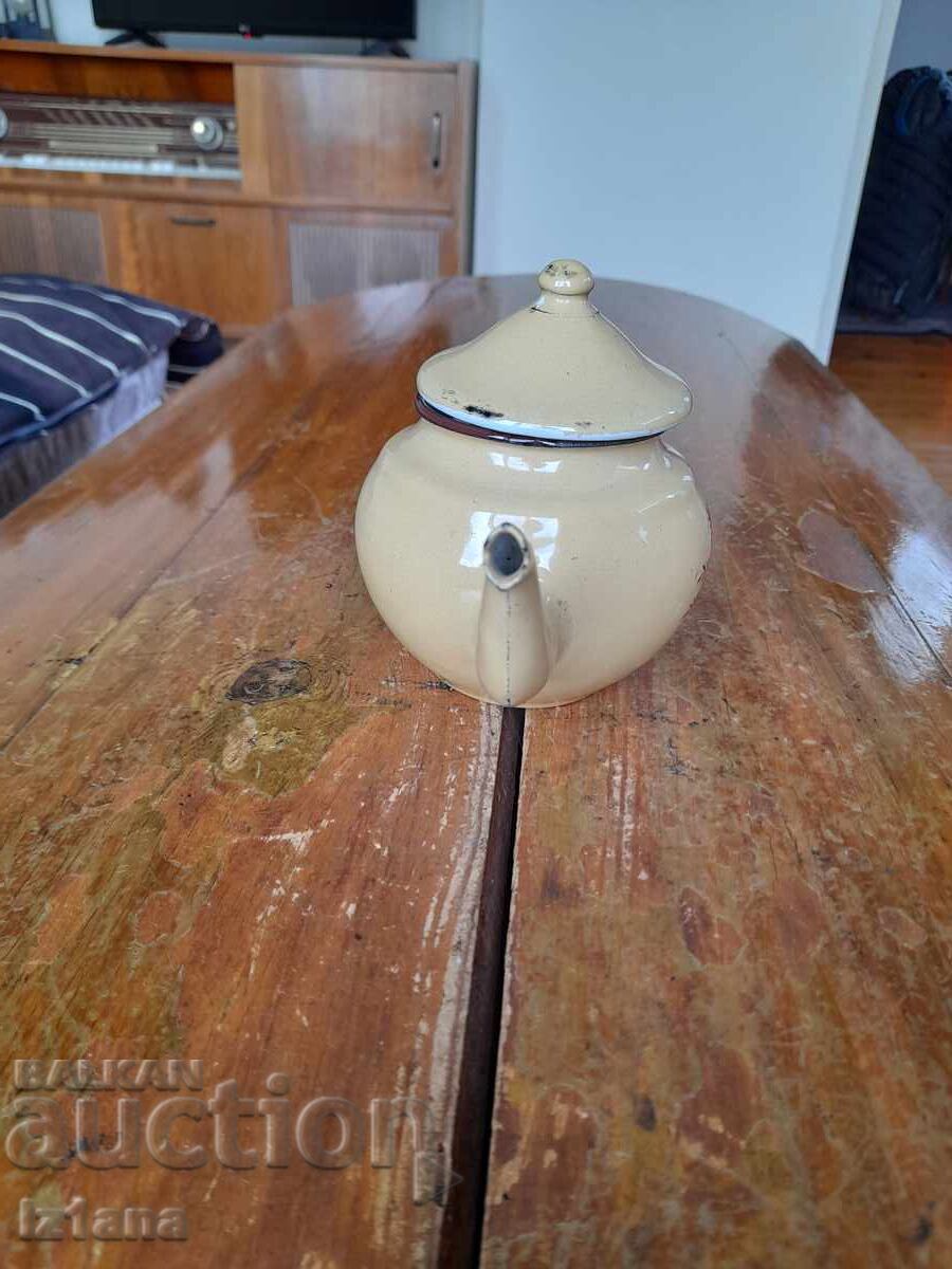 Стар емайлиран чайник с цена 32.00 лв. | € 16.36 Стар емайлиран чайник с цена 32.00 лв. | € 16.36