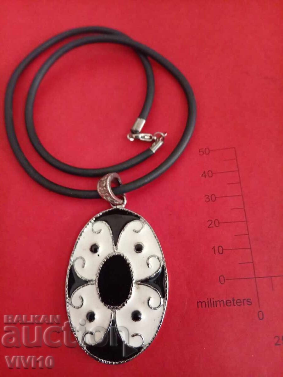 Αρχαίο κολιέ με σμάλτο