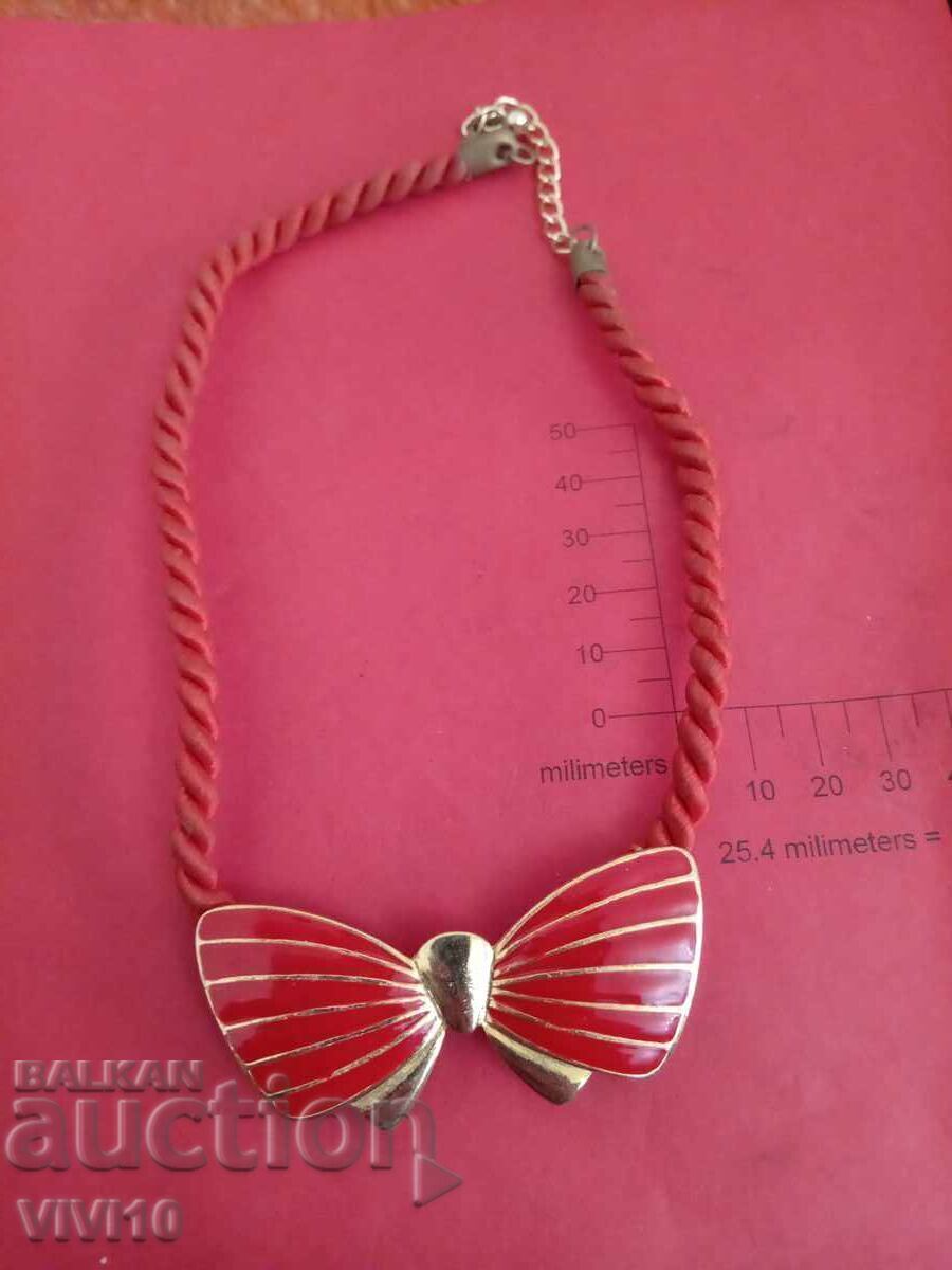 Αρχαίο κολιέ με σμάλτο Αρχαίο κολιέ με σμάλτο