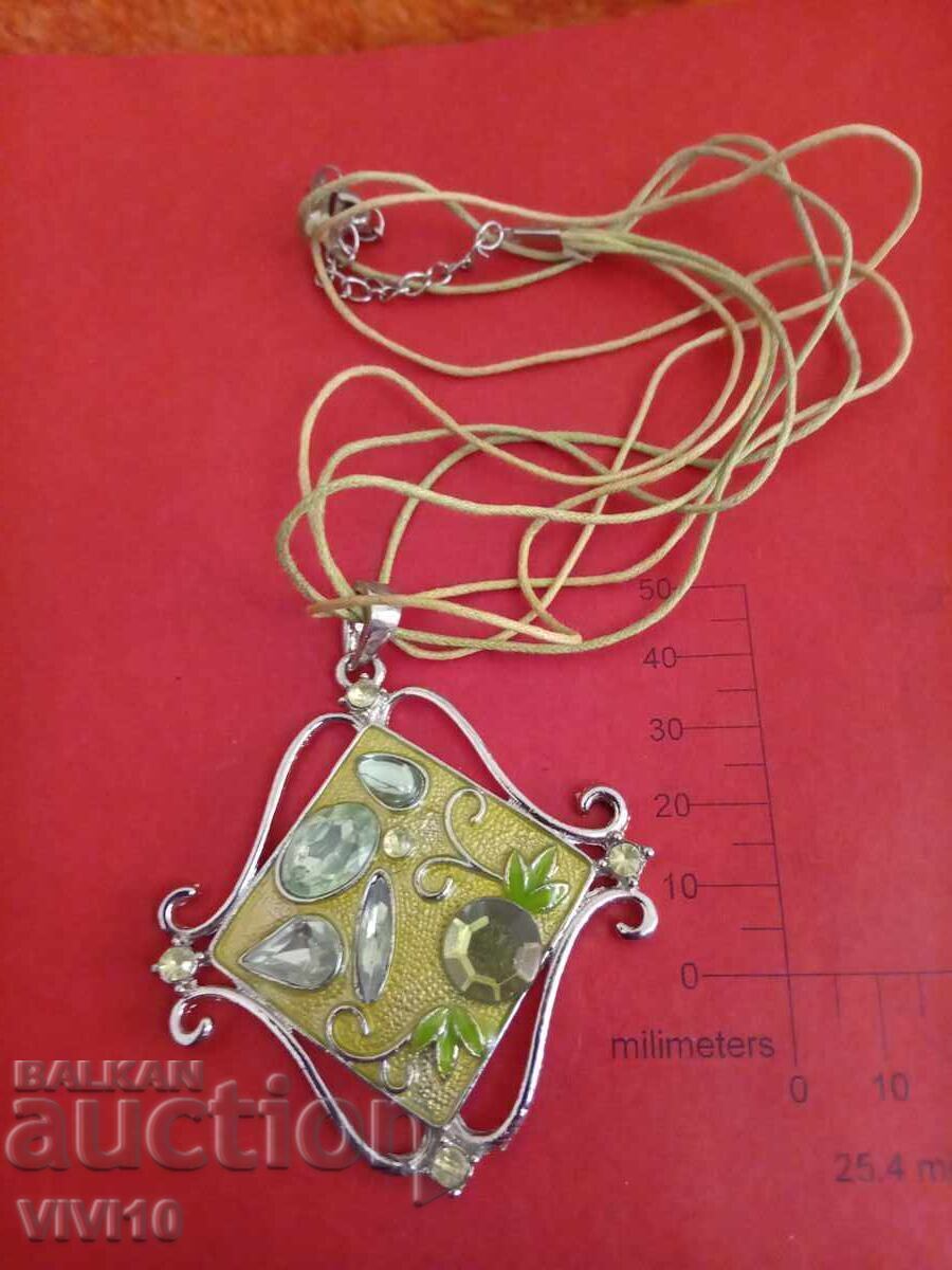 Αρχαίο κολιέ με σμάλτο Αρχαίο κολιέ με σμάλτο