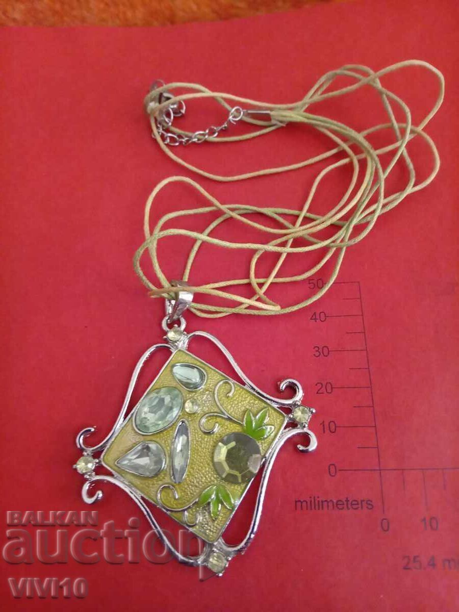 Αρχαίο κολιέ με σμάλτο