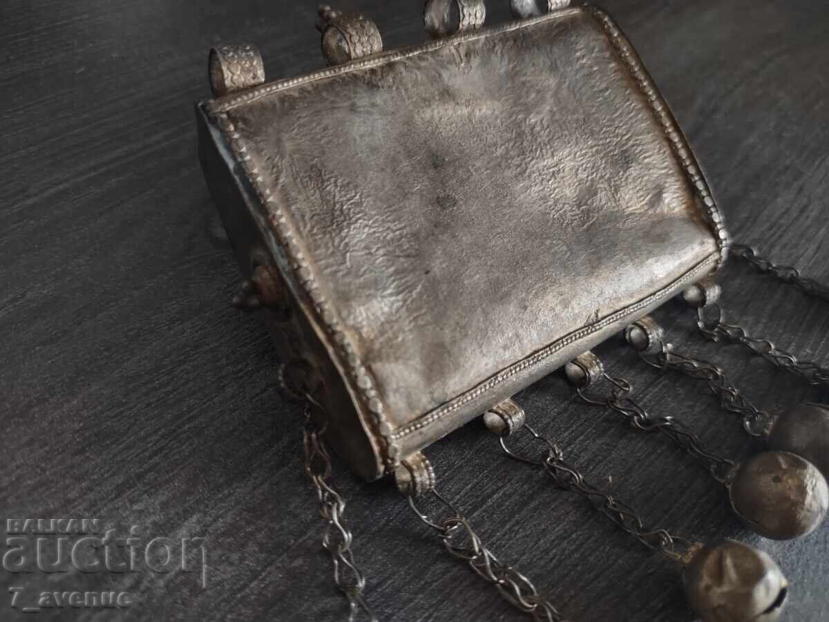 Interesant obiect vechi, medalion mare, bijuterie cu pandantive 18.05.25 cu preț 199.00 BGN | € 101.75 Interesant obiect vechi, medalion mare, bijuterie cu pandantive 18.05.25 cu preț 199.00 BGN | € 101.75