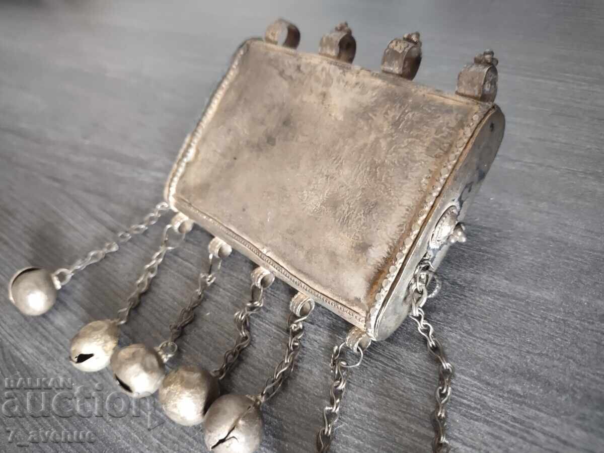 Licitație Interesant obiect vechi, medalion mare, bijuterie cu pandantive 18.05.25 Licitație Interesant obiect vechi, medalion mare, bijuterie cu pandantive 18.05.25