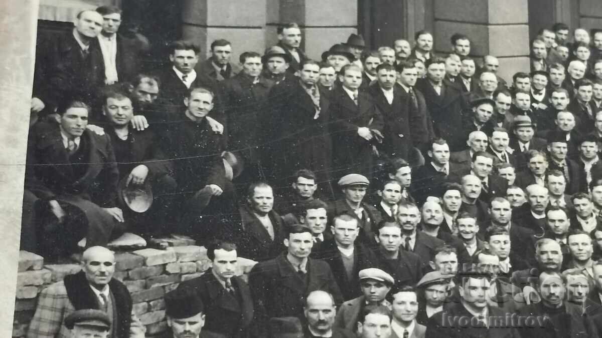 Fotografie Sofia Lozarski congres la colț cu GLADĂCIȚĂ și OCHELARI cu preț 68.75 BGN | € 35.15 Fotografie Sofia Lozarski congres la colț cu GLADĂCIȚĂ și OCHELARI cu preț 68.75 BGN | € 35.15