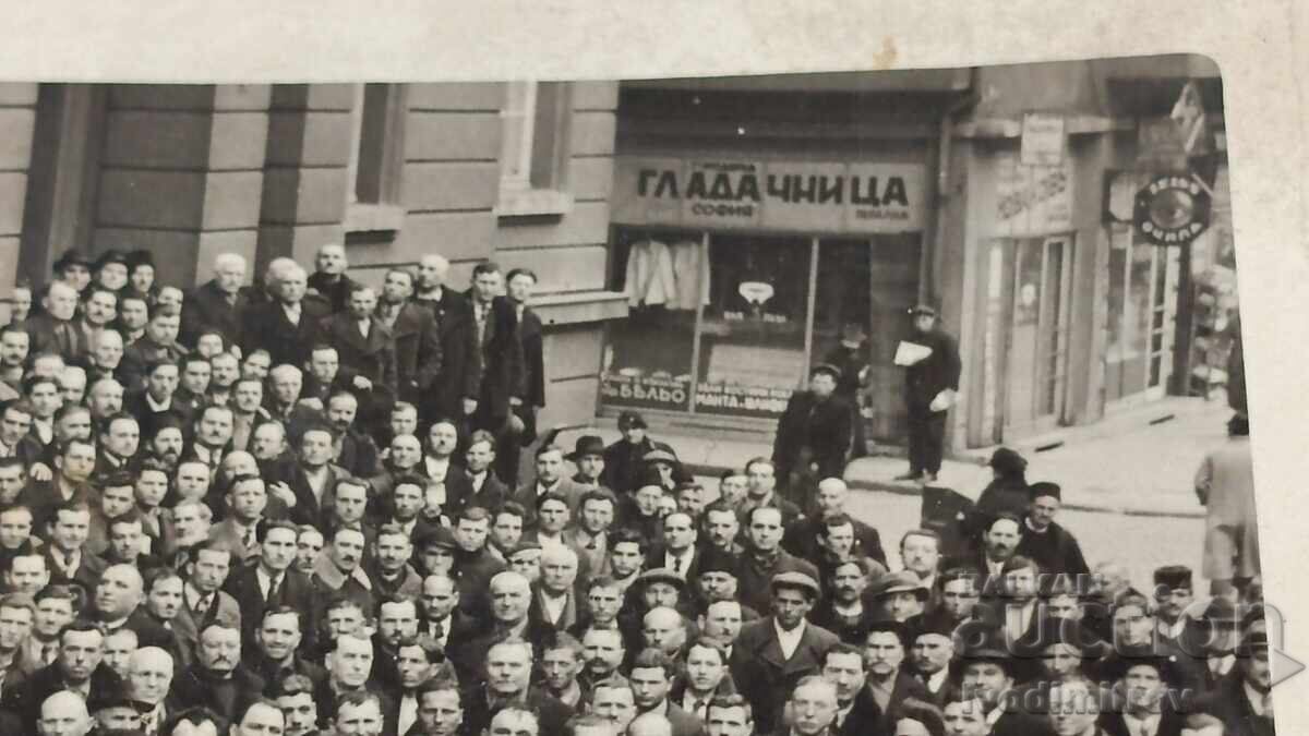 Licitație Fotografie Sofia Lozarski congres la colț cu GLADĂCIȚĂ și OCHELARI Licitație Fotografie Sofia Lozarski congres la colț cu GLADĂCIȚĂ și OCHELARI