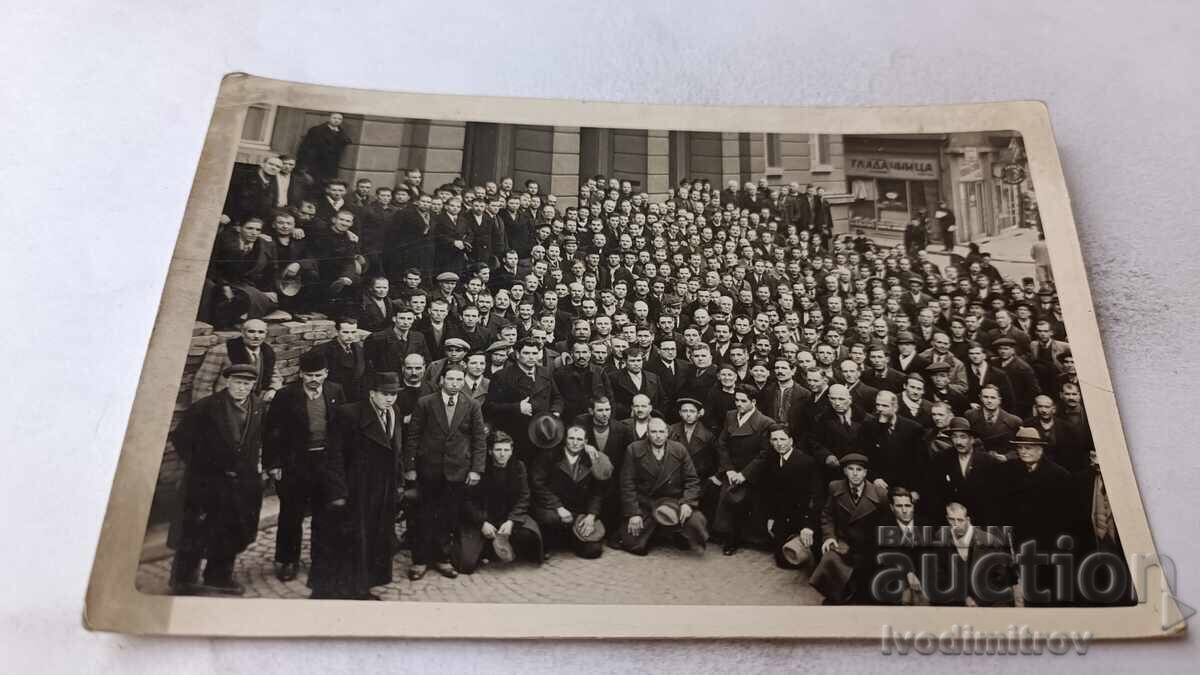 Fotografie Sofia Lozarski congres la colț cu GLADĂCIȚĂ și OCHELARI Fotografie Sofia Lozarski congres la colț cu GLADĂCIȚĂ și OCHELARI