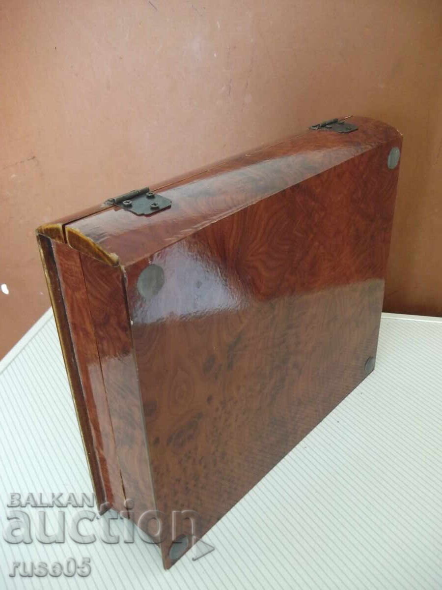 Licitație Cutie din lemn cu aplicație Licitație Cutie din lemn cu aplicație