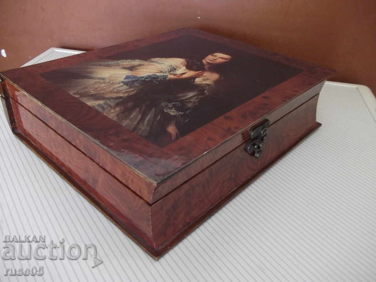 Cutie din lemn cu aplicație Cutie din lemn cu aplicație