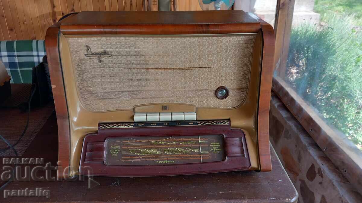 Ραδιογραμμόφωνο Daugava με έγγραφο Ραδιογραμμόφωνο Daugava με έγγραφο