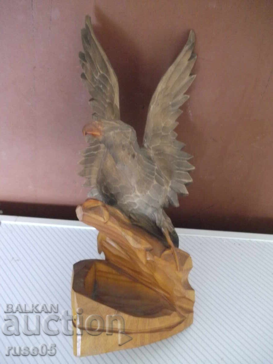 Figurină din lemn "Vultur aterizat pe stâncă" sculptată