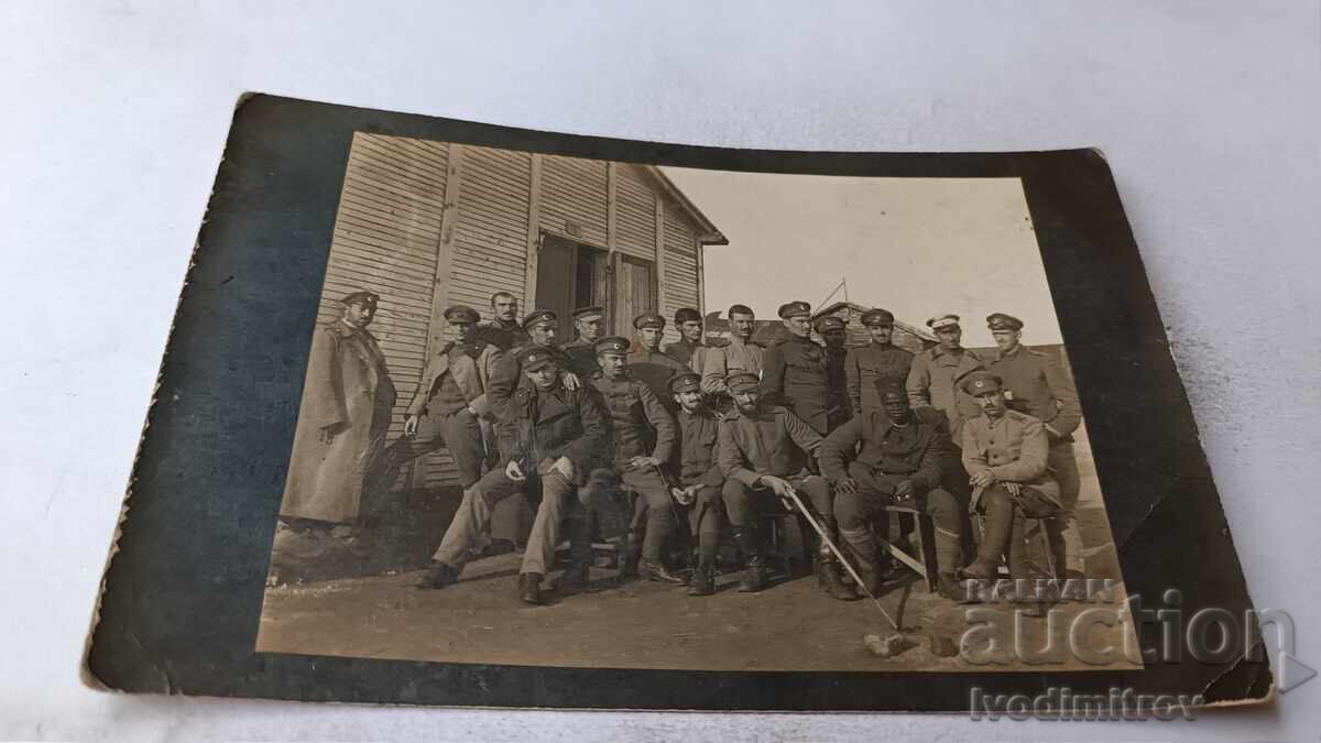 Снимка Офицери и войници до дървена постройка на фронта Снимка Офицери и войници до дървена постройка на фронта