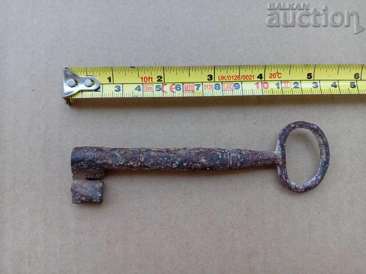 Delivery of Old large key for a lock/padlock