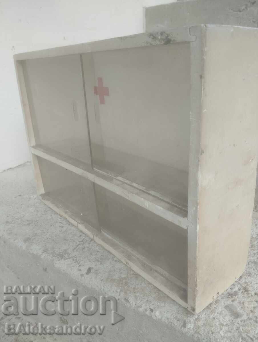 Licitație Vechi dulap de medicamente din lemn, din perioada socialistă