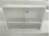 Vechi dulap de medicamente din lemn, din perioada socialistă