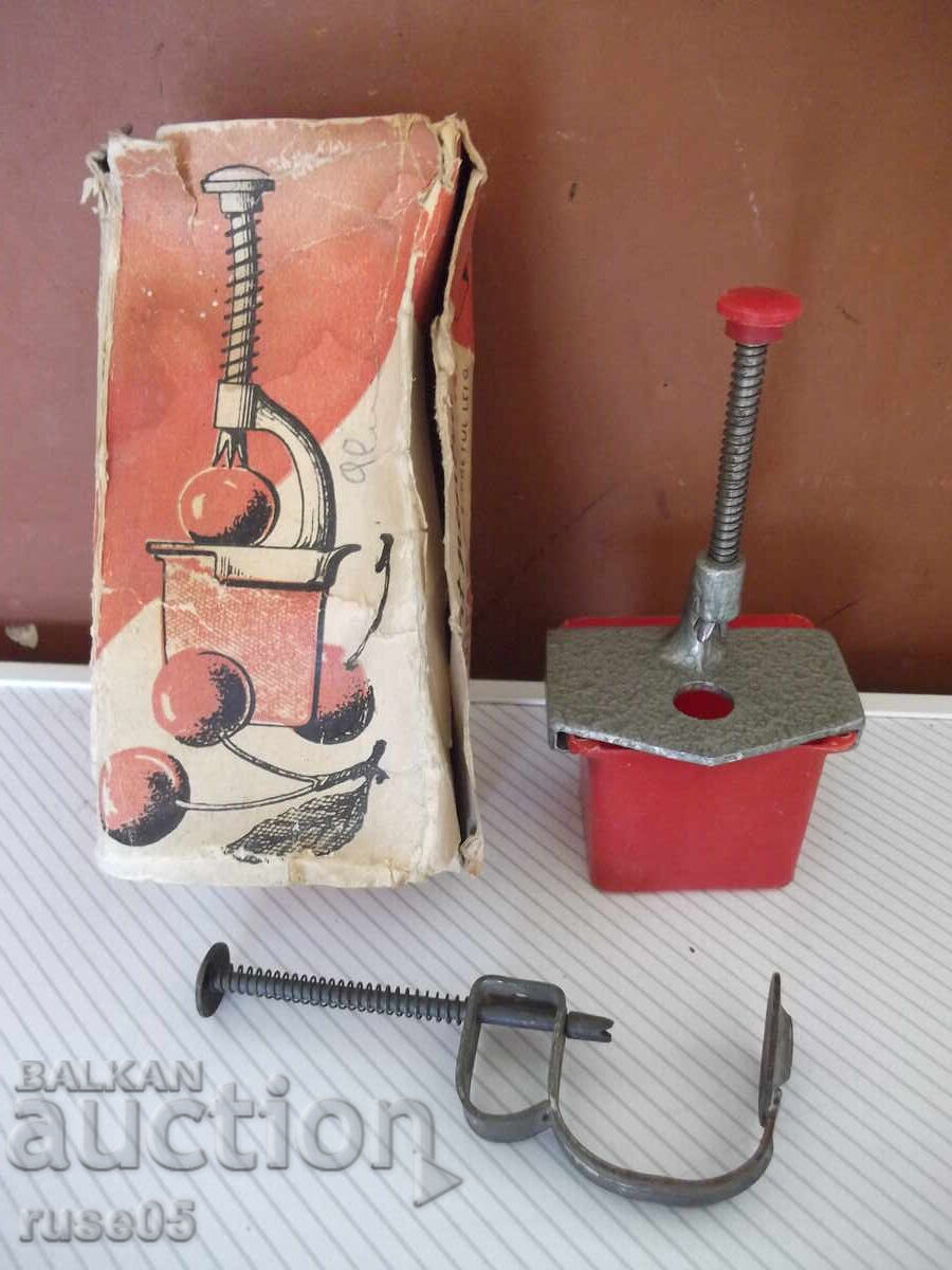 Παράδοση Ρουμανικό εργαλείο αφαίρεσης κουκουτσιών φρούτων από την πρώιμη σοσιαλιστική εποχή