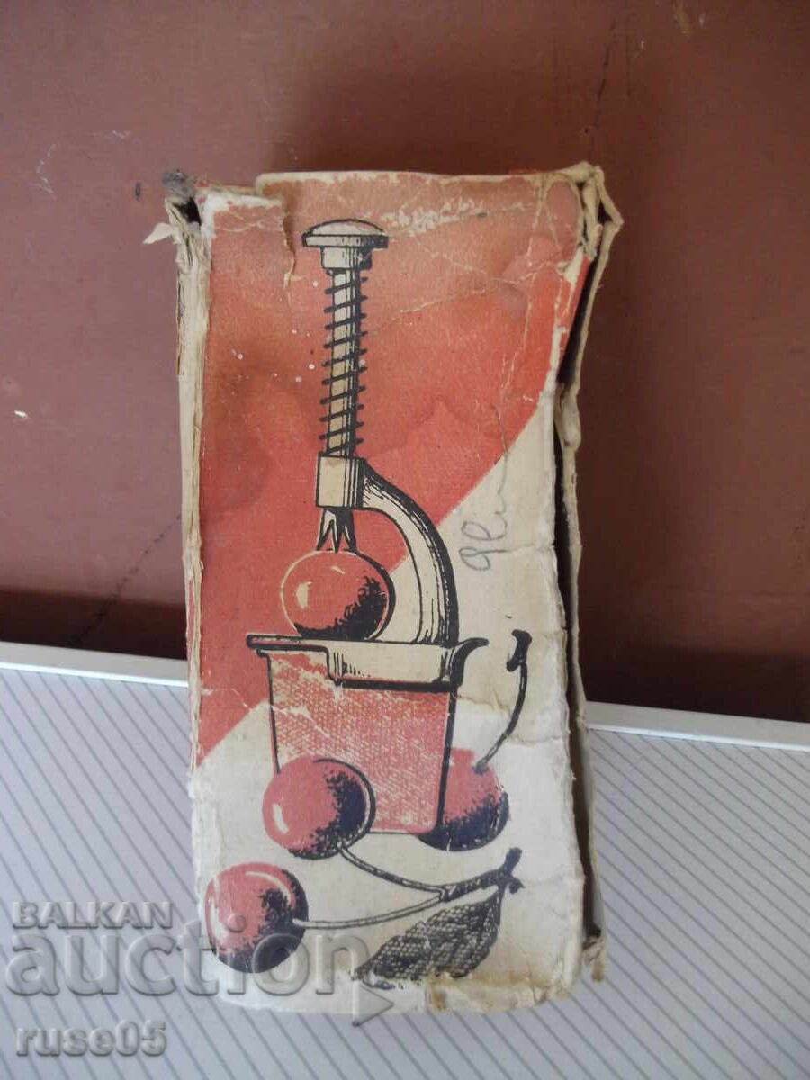 Ρουμανικό εργαλείο αφαίρεσης κουκουτσιών φρούτων από την πρώιμη σοσιαλιστική εποχή