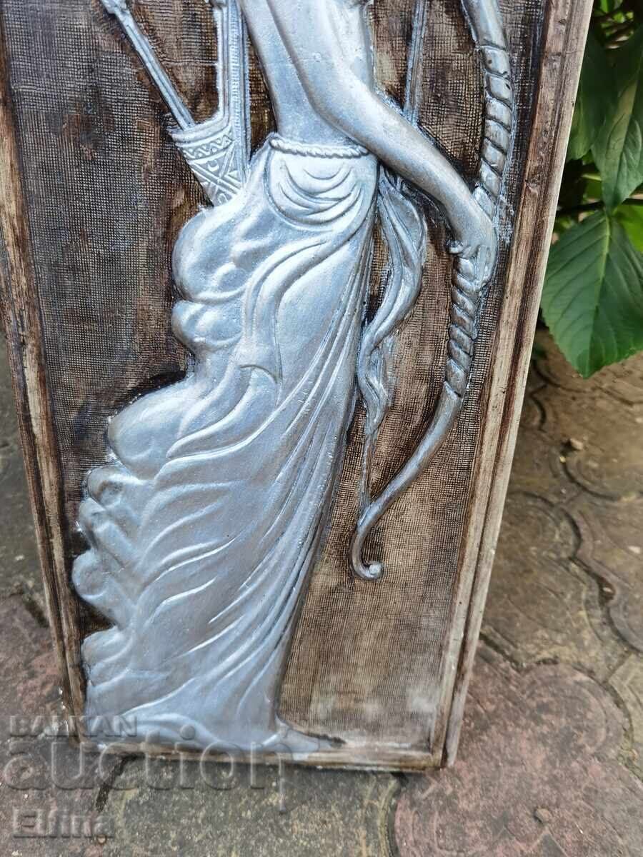 Licitație Tablou Unic Relief "Zeița Diana" Licitație Tablou Unic Relief "Zeița Diana"